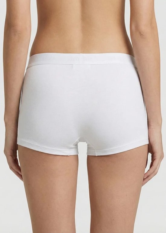 Model in witte katoenen short, achterkant, met merklogo op de tailleband.