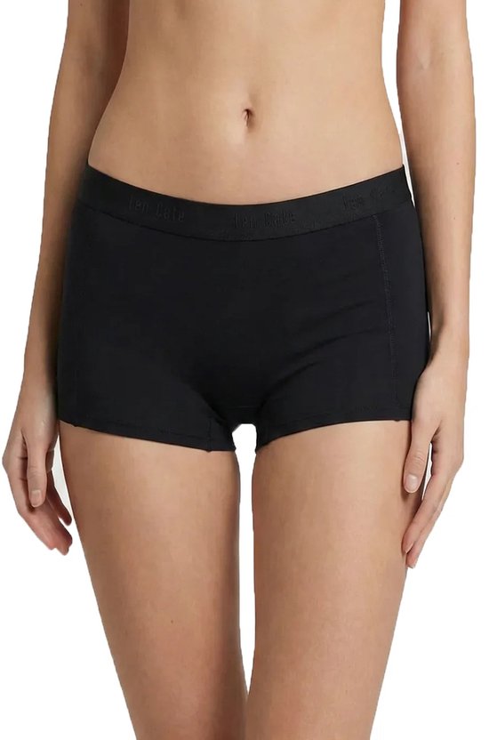 Model draagt zwarte shorts met logo tailleband.