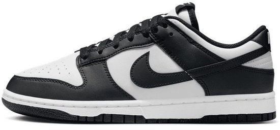Zwarte en witte Nike Dunk Low sneaker, bekeken vanaf de zijkant.