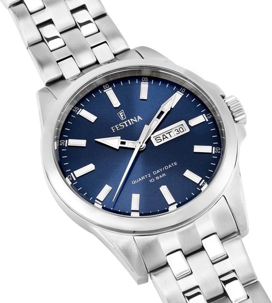 Festina herenhorloge met blauwe wijzerplaat en zilverkleurige band. Toont dag en datum.
