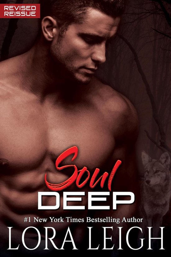 Herziene uitgave: Soul Deep door Lora Leigh, met een mannelijke torso en een wolf in een donker bos.