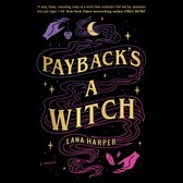 Boekomslag van "Payback's a Witch" met paarse en gouden letters op een zwarte achtergrond. Er zijn magische symbolen, handen en een maan afgebeeld.