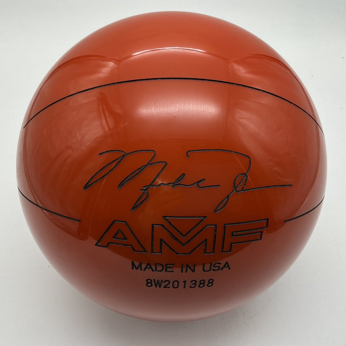 Bowling Bowlingbal AMF “Michel Jordan Basketbal no 23” , polyester, rood , 12 p, ONGEBOORD, met graveringen als een echte basketbal. Echt een collectors item.