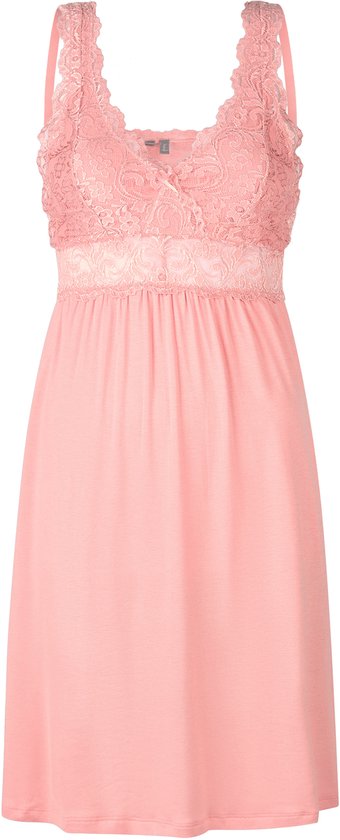 Roze slipdress met kanten details op het bovenlijf en de bandjes.