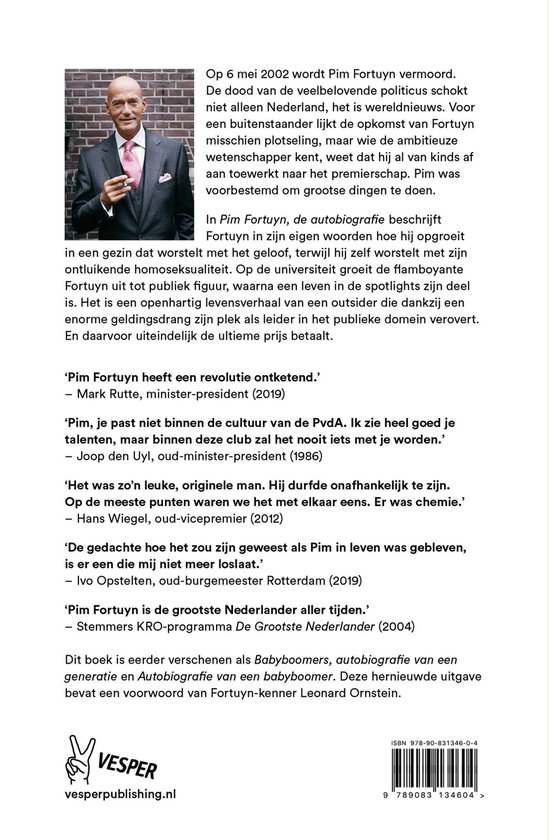 Een man in een grijs pak en stropdas, Pim Fortuyn, staat voor een muur. Linksboven een citaat.