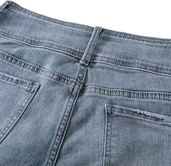 Detail van de achterkant van een lichtblauwe jeans met twee zakken en rafels.