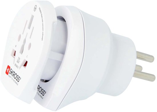 Witte SKROSS reisadapter met een wereldwijd stopcontact en een Europese stekker met randaarde.