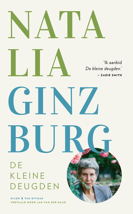 Boekomslag met de titel 'De kleine deugden' in grote letters, met een portret van een oudere vrouw.