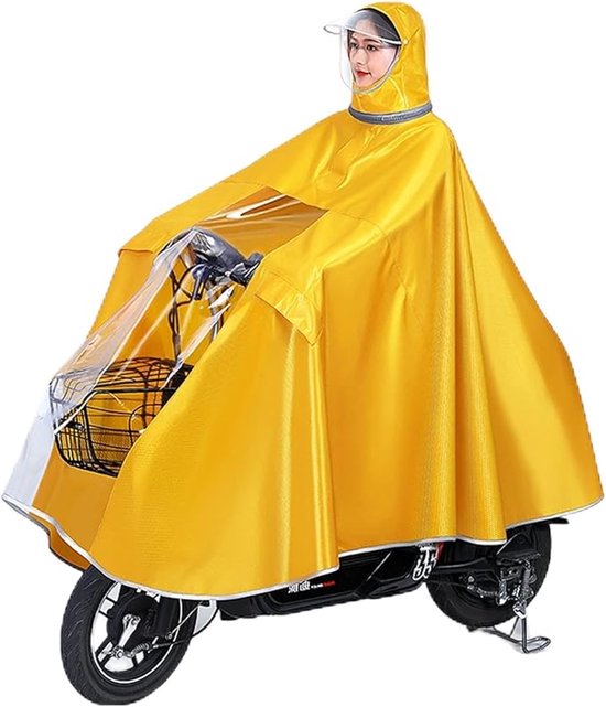 Geel regenponcho gedragen door een vrouw op een scooter met mand, transparante voorkant en capuchon.