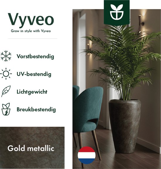 Grand pot de fleurs bronze avec un palmier Areca, à côté d'une chaise verte. Caractéristiques : résistant au gel, aux UV et incassable.