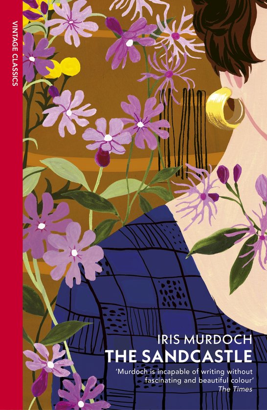 Vintage Classics boek 'The Sandcastle' met een bruine achtergrond, paarse bloemen, groene bladeren en een vrouw met blauw-zwart geruite sjaal en gouden oorbel.