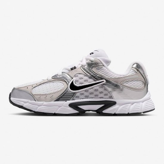 Zijprofiel van een witte Nike sneaker met zilveren en grijze overlays en een zwarte swoosh.