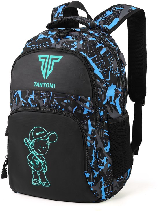 Rugzak met zwart met blauw camouflagepatroon, gloeiende tekening van jongen met gitaar en TAN.TOMI logo.
