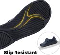 Zool van donkerblauwe damesschoen met anti-slip profiel en honingraatpatroon. Een kleine schoen is zichtbaar in de hoek.
