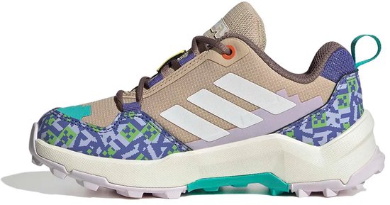 Zijaanzicht van beige wandelschoen met paarse, groene en blauwe pixel-print. Wit Adidas logo op de zijkant. Groene lus aan de achterkant.