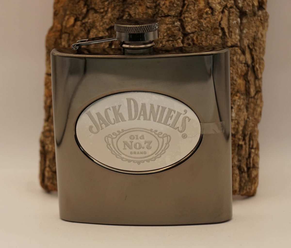 Jack Daniel's Heupfles RVS in de kleur zwart nikkel en logo van Jack Daniel's op zilver ovaal - drinkflesje Jack Daniel's - drank flesje rvs Jack Daniel's - cadeau artikelen Jack Daniel's - Originele Licensed Jack Daniel's drank flesje