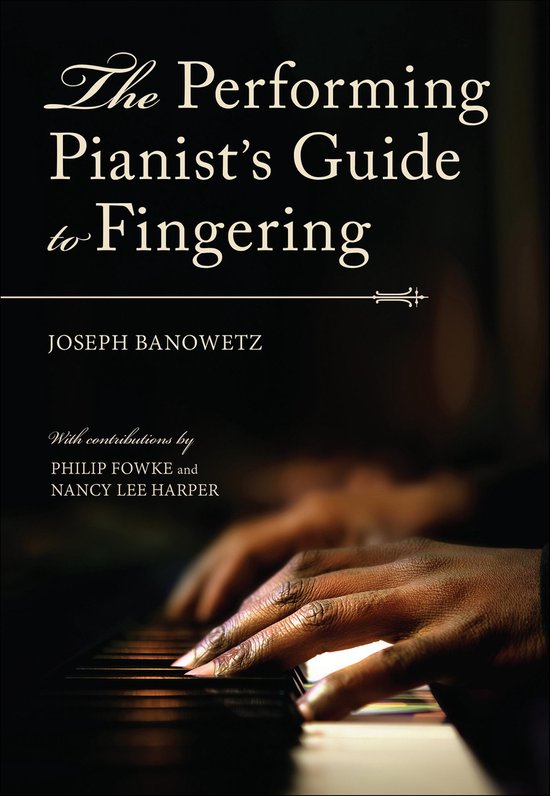 Boek 'The Performing Pianist's Guide to Fingering' van Joseph Banowetz, met handen op een piano.