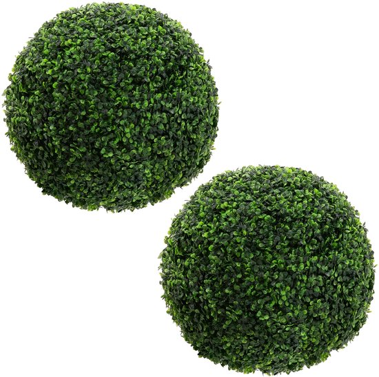 Twee ronde, groene kunstmatige buxusbollen op een witte achtergrond.