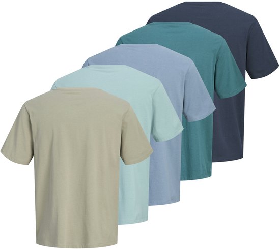 Vijf Jack & Jones t-shirts in verschillende tinten groen en blauw, van lichtgroen tot donkerblauw.
