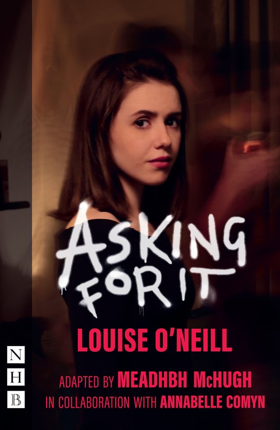 Livre 'Asking For It' de Louise O'Neill. Une femme en tenue noire regarde par-dessus son épaule.