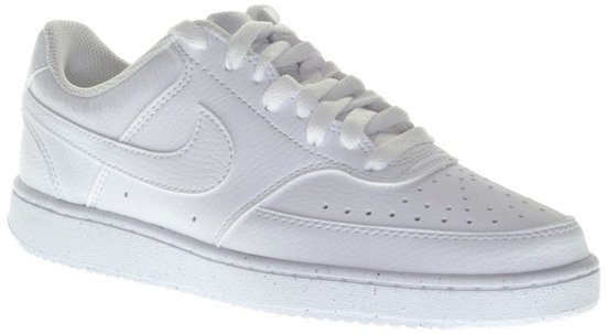 Witte Nike dames sneaker met Nike logo op de zijkant en perforaties op de neus.