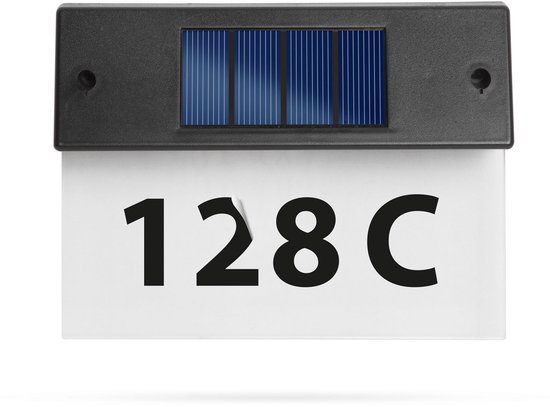 Zwart huisnummerbord met zonnepanelen en nummer 128 C, op witte achtergrond.