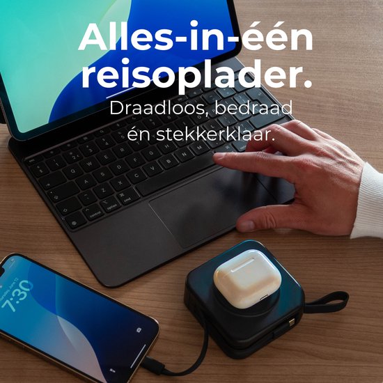 Cheroy ChargePack Multi reisoplader op een houten tafel, met draadloze en bedrade oplaadmogelijkheden.