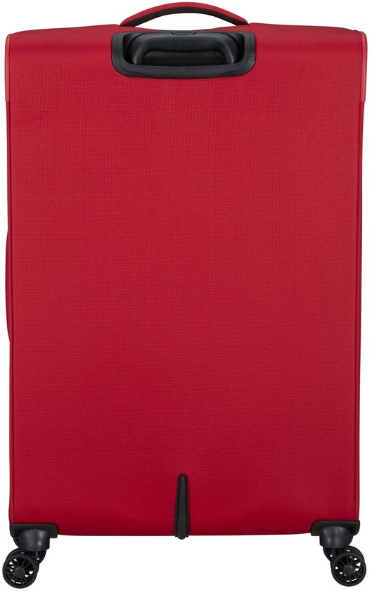 Achterkant van een rode American Tourister koffer met een handvat en vier wielen.