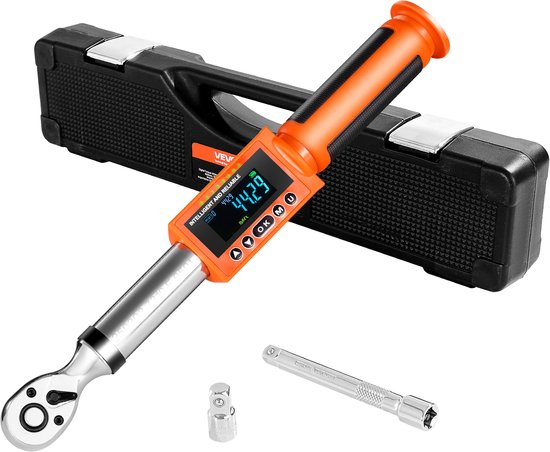 Oranje digitale momentsleutel met zilveren ratelkop en accessoires in een open zwarte koffer.