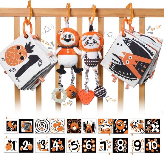 Livres en tissu avec des chiffres et des jouets, dont deux peluches à tête d'animal, suspendus à un cadre en bois.