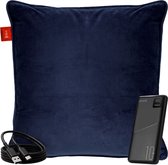 Donkerblauw fluwelen warmtekussen met een powerbank en twee USB-C kabels.