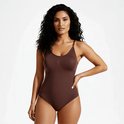 Bruine corrigerende bodysuit met dunne bandjes, op een witte achtergrond.