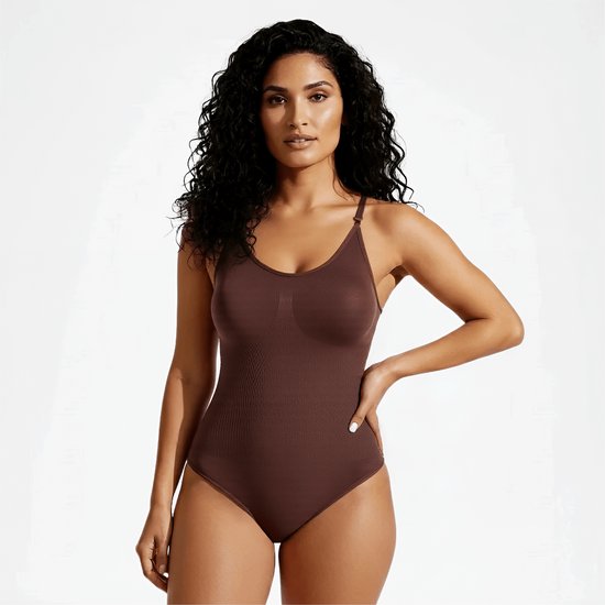 Bruine corrigerende bodysuit met dunne bandjes, op een witte achtergrond.