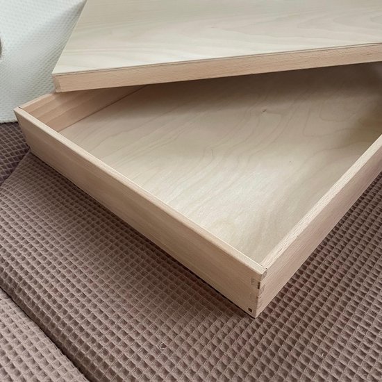 Een open houten bak met een losse deksel, lichte houtnerf.