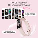 Lichtroze activity tracker met een rosé gouden rand. Veel verschillende wijzerplaten worden getoond.