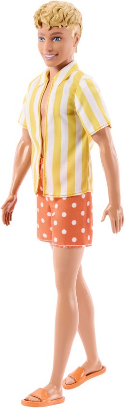 Ken pop met blond haar, draagt een gele gestreepte blouse en oranje polka dot shorts.