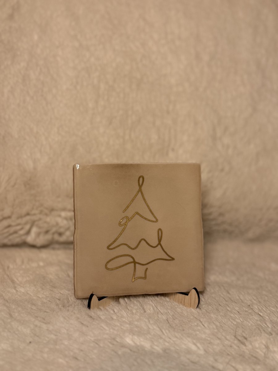 Kerst tegeltje beige 10 x 10 met Gouden Kerstboom