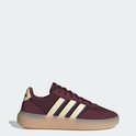 Bordeauxrode Adidas sneaker met beige en blauwe strepen, witte veters, beige hiel en een doorschijnende zool.