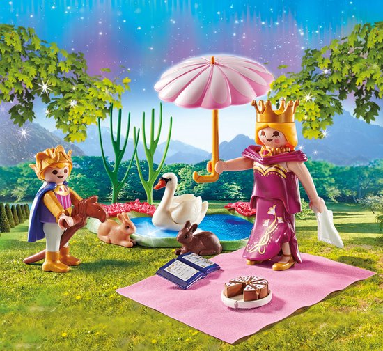 Prinses met roze parasol en prins op stokpaardje bij een vijver, omringd door een zwaan, konijntjes en taart.