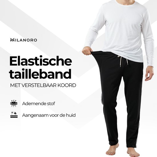 Man in zwarte joggingbroek met elastische tailleband, trekkoord en witte bies.