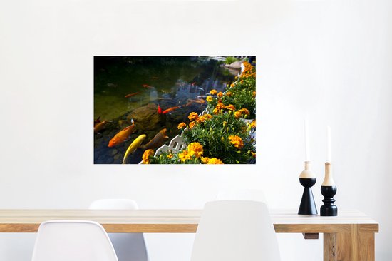 Poster Carpe Koi dans un étang avec des fleurs 90x60 cm - Tirage photo sur Poster (décoration murale salon / chambre) / Poster Animaux sauvages