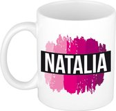 Natalia  naam cadeau mok / beker met roze verfstrepen - Cadeau collega/ moederdag/ verjaardag of als persoonlijke mok werknemers