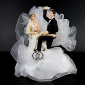 Porceleinen Bruidstaartdecoratie - "Daar is de kousenband" Luxe uitvoering - 18 cm - bruiloft taarttopper figuurtjes
