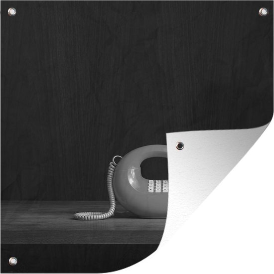 Tuinposters Een retro telefoon op een houten tafel - zwart wit - 50x50 cm - Tuindoek - Buitenposter