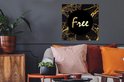 Affiche marbre noir, détails dorés et "Free" en or. Accroché au-dessus d'un canapé dans un salon.