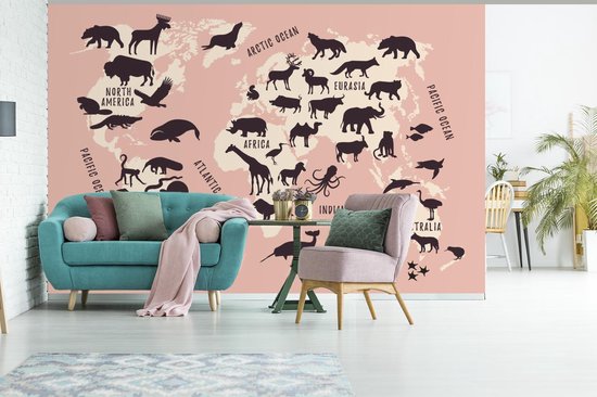 Carte du monde rose avec illustrations de silhouettes d'animaux et noms de continents et d'océans 390x260 cm