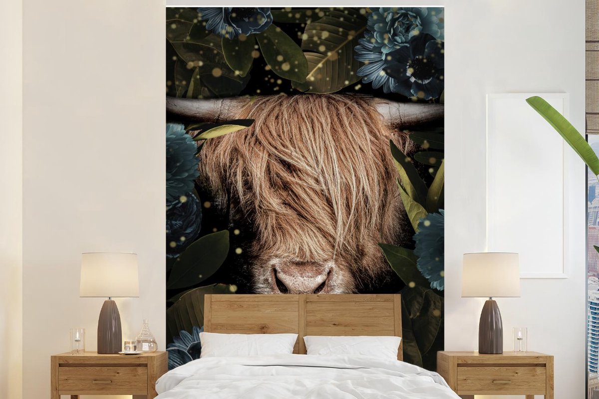 Behang - Fotobehang Schotse Hooglander - Bloemen - Goud - Breedte 180 cm x hoogte 280 cm
