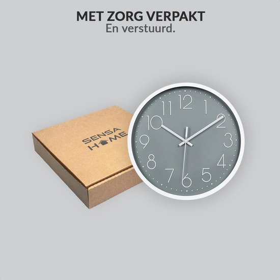Grijze wandklok met witte wijzers en cijfers, naast een kartonnen SensaHome doos.