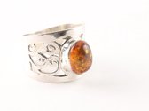 Opengewerkte zilveren ring met amber - maat 19.5