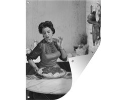Tuinschilderij Italiaanse vrouw maakt spaghetti, vintage - zwart wit - 60x80 cm - Tuinposter - Tuindoek - Buitenposter